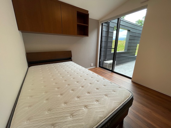 ■個室スペース_ベッドと収納、エアコンを完備。LDKスペースにも、スーツケースが入るサイズの収納があります