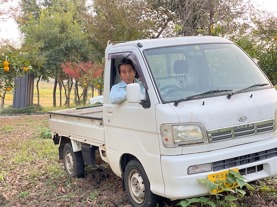 軽トラックで登場した松岡会長。作業服に身を包み、今日も農作業を行います。