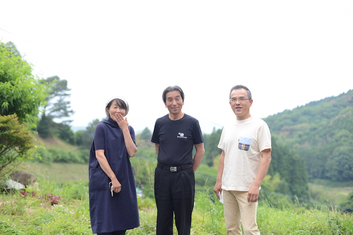 右から加藤猛さん、松岡会長、加藤尚美さん。加藤さんご夫妻のお宅前で。里山の原風景がここには残っています