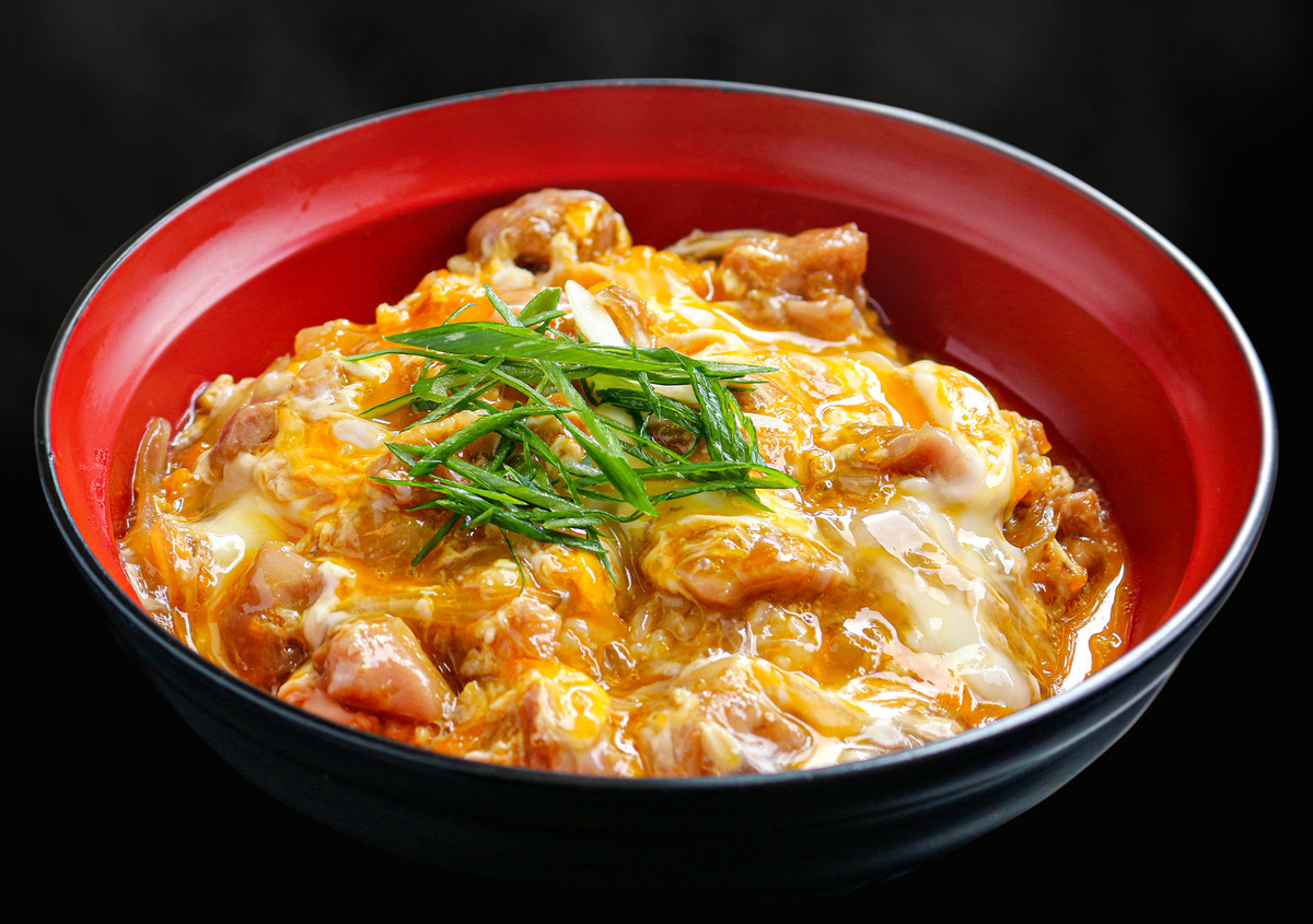 “とろ〜り半熟親子丼”   親鶏を使用することで出汁が濃く、昔ながらの味わいが楽しめる